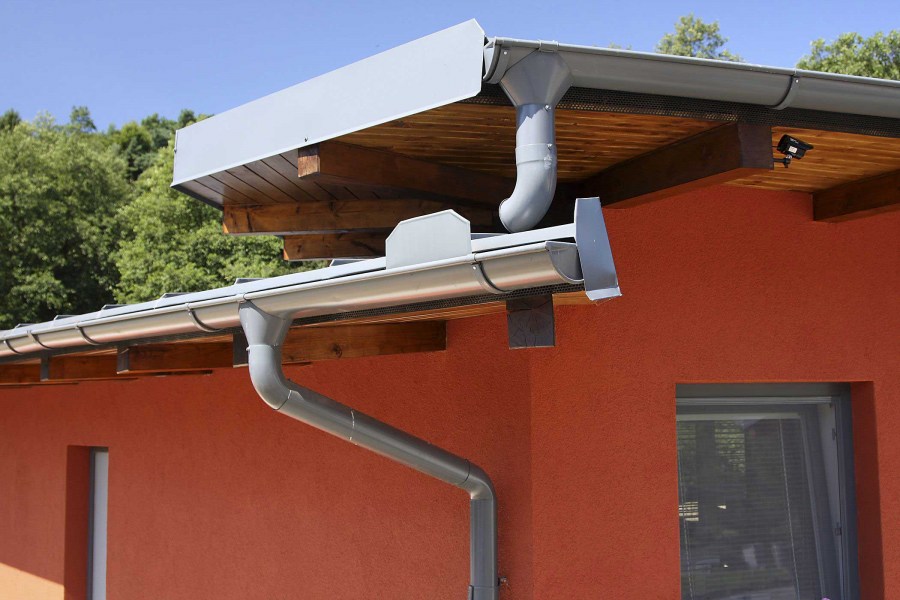 Установка водосточной системы на крыше. Монтаж водосточной системы ...