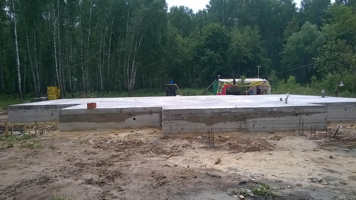 Дом из пеноблоков на винтовых сваях устройство пола