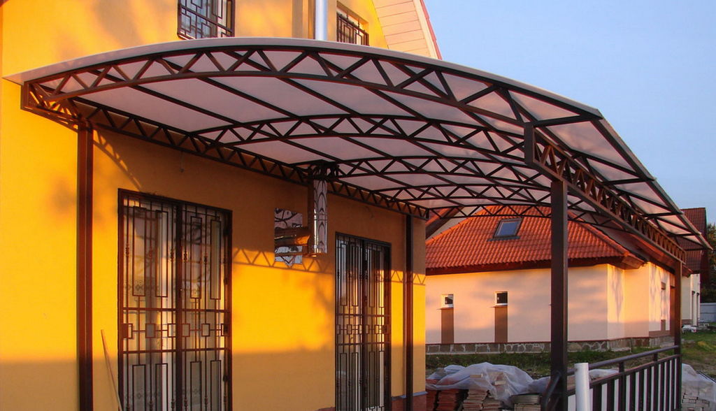 Плюсы навеса из поликарбоната